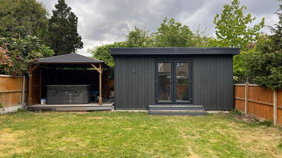 Garden room with covered hot-tub area
